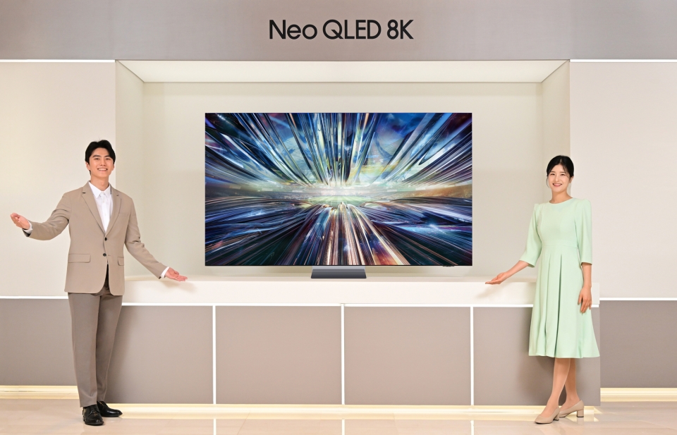 삼성전자 모델이 역대급 성능의 '3세대 AI 8K 프로세서'를 탑재한 2024년형 Neo QLED 8K TV 신제품을 소개하고 있다.