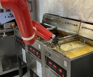 치킨 로봇이 시간당 40마리 튀겨…외식업 혁명 시작