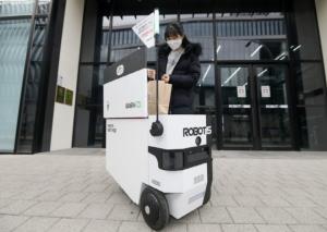 로봇 보도 자율주행 허용…배달 서비스 ‘새 국면’