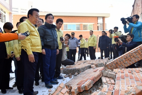 지난 11월 15일 포항에 지진이 발생하자 당일 오후 이낙연 국무총리와 김관용 경북도지사가 피해 현장을 살펴보고 있다.