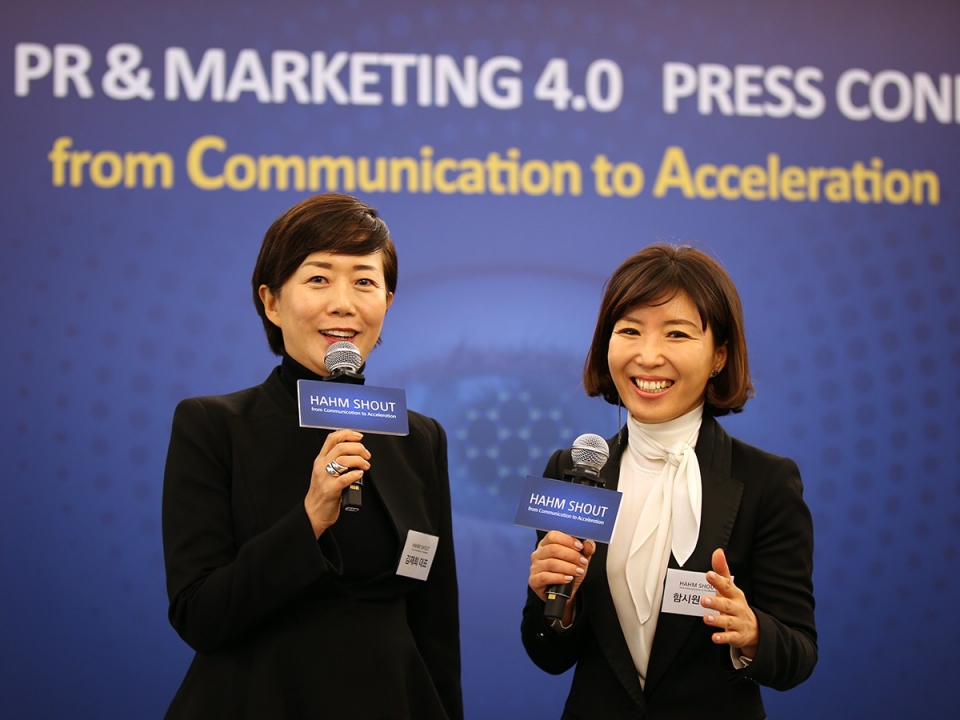 김재희(왼쪽), 함시원 함샤우트 공동대표가 간담회에서 스타트업 육성 사업을 소개하고 있다.