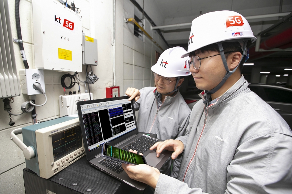 KT 네트워크부문 직원들이 서울 서초구의 한 건물 내 지하 주차장에서 ‘5G 스마트 빔 패턴 동기화 기술’이 적용된 5G RF 중계기의 품질을 점검하고 있다. [사진=KT]