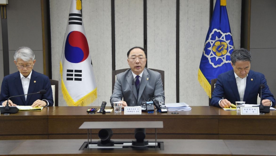 홍남기 부총리 겸 기획재정부 장관이 현장밀착형 규제혁신 방안 33건을 발표했다.
