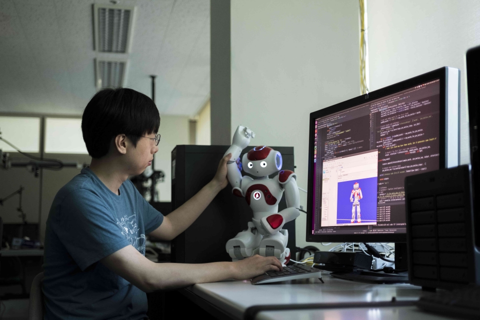 ETRI 연구진이 수집한 데이터와 모형을 통해 휴먼케어 로봇을 연구하고 있다.