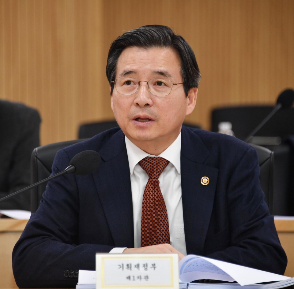 김용범 기획재정부 차관이 1월 21일 세종정부청사에서 ‘데이터 경제 활성화 TF 2차 회의’를 주재, 모두 발언을 하고 있다.