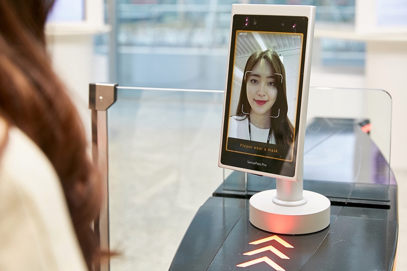 LG CNS는 최근 본사 출입게이트에 AI 얼굴인식시스템을 설치했다.