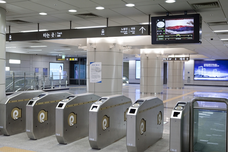 서울시는 스마트폰 앱을 켜고 지하철 게이트를 통과하면 요금이 자동으로 결제되는 ‘비접촉식 게이트’를 도입키로 했다.