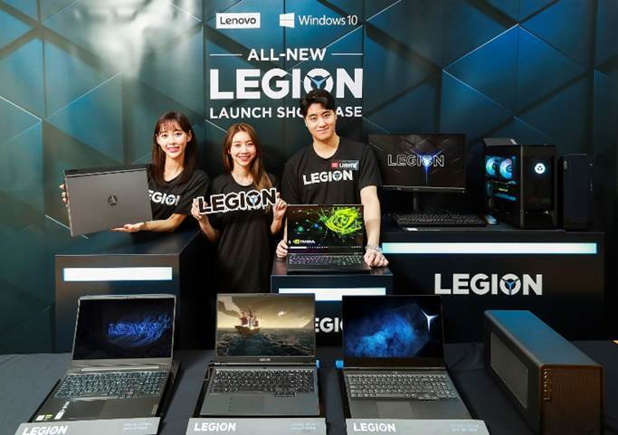 게임 크리레이터 나라카일(오른쪽)과 모델들이 게이밍 노트북, 데스크탑, 모니터 등으로 완성된 ‘리전(Legion)’ 5세대 라인업을 선보이고 있다.