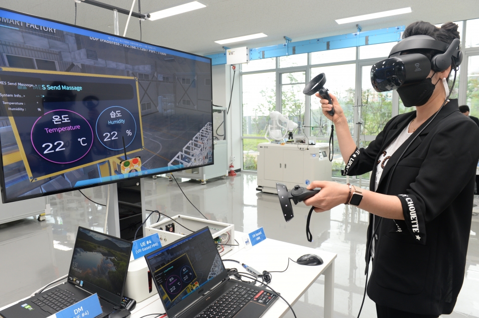 ETRI 연구진이 VR 장비를 이용해 스마트공장 내 공정 상황을 모니터링하고 있다. [사진=ETRI]