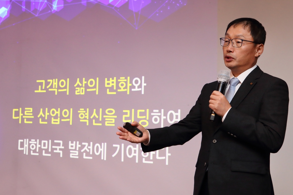 KT 구현모 대표가 '경영진 간담회'에서 디지털 플랫폼 기업으로 변화한다는 KT 성장 방향을 제시하고 있다. [사진=KT]