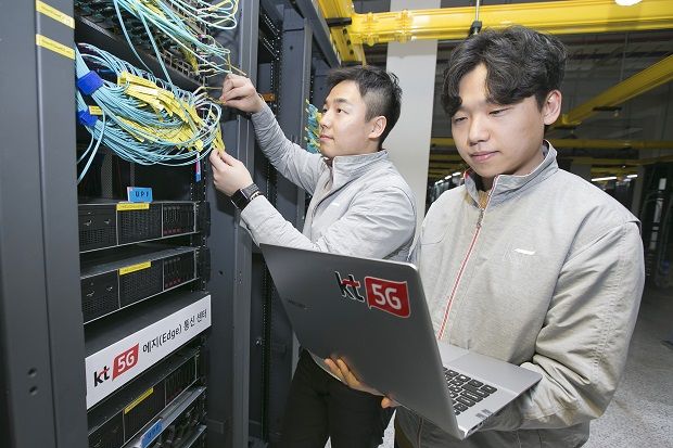 KT직원들이 ‘5G 에지 통신센터’에서 5G 네트워크를 점검하고 있다. [사진=KT]