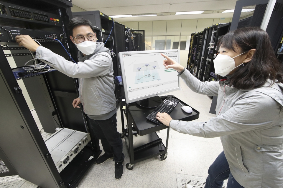 KT 대전연구개발센터에서 연구원들이 양자암호 관련 기술 및 표준을 연구하는 모습. [사진=KT]