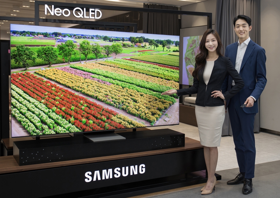 삼성전자 모델이 수원 삼성 디지털시티에서 2021년 신제품 Neo QLED TV를 소개하고 있다. [사진=삼성전자]