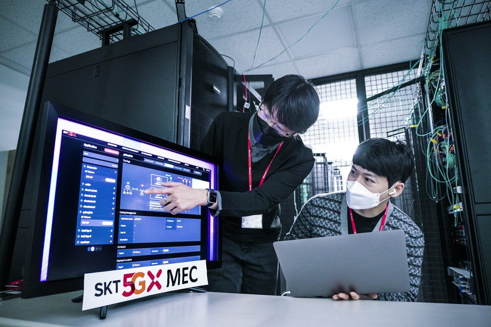 SKT 5G MEC 개발담당 연구원들이 분당사옥 테스트베드에서 5G MEC 기술을 연구하고 있는 모습. [사진=SKT]
