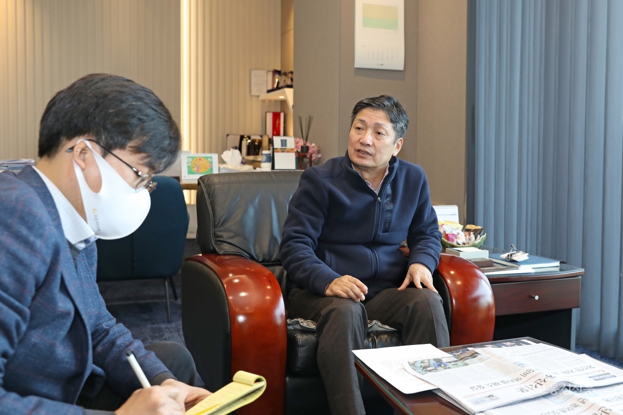 황인환 회장(오른쪽)이 박남수 본지 편집본부장에게 KANI의 활동 계획을 말하고 있다.