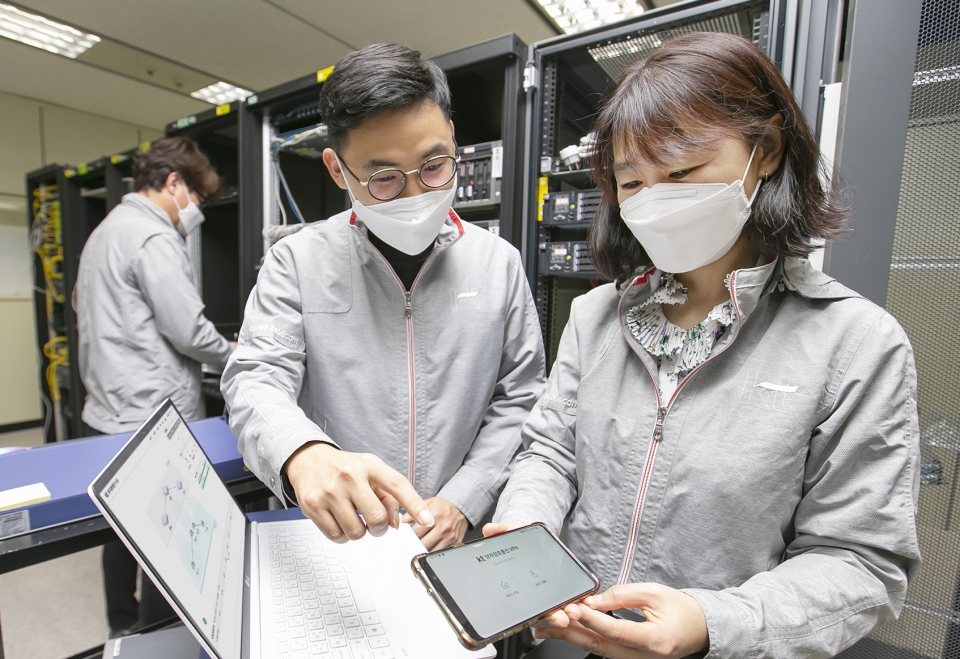 대전 KT대덕제2연구센터에서 연구원들이 ‘양자 하이브리드 기술’을 시연하는 모습. [사진=KT]