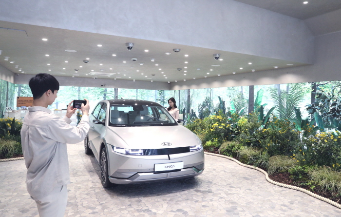 LG유플러스는 현대자동차와 함께 강남역 인근 복합문화공간 ‘일상비일상의틈’에서 26일까지 친환경 전기차 ‘아이오닉 5’ 팝업 전시를 진행한다. [사진=LG유플러스]