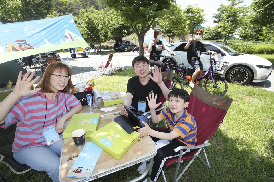 사진은 4일 ‘디지코 캠핑’ 에 참가한 가족들이 KT 동영상서비스, ‘타조(TAZO)’ 공유자전거 등을 이용하며 캠핑을 즐기고 있는 모습. [사진=KT]