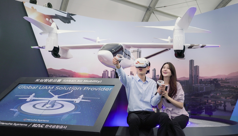 2021 서울스마트모빌리티엑스포’에 참여한 SK텔레콤이 VR 로 구현된 UAM 콘텐츠를 통해 상암동에서 코엑스까지 이동하는 가상 체험을 선보였다. [사진=SKT]