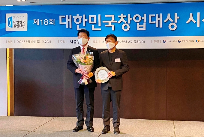 원투씨엠의 한정균 대표(오른쪽)가 대한민국창업대상에서 수상하고 있다[사진=원투씨엠]