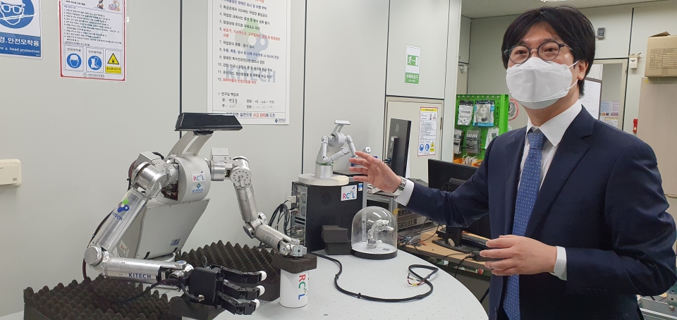 배진훈 생기원 박사가 '인간형 로봇핸드'를 시연하고 있다.