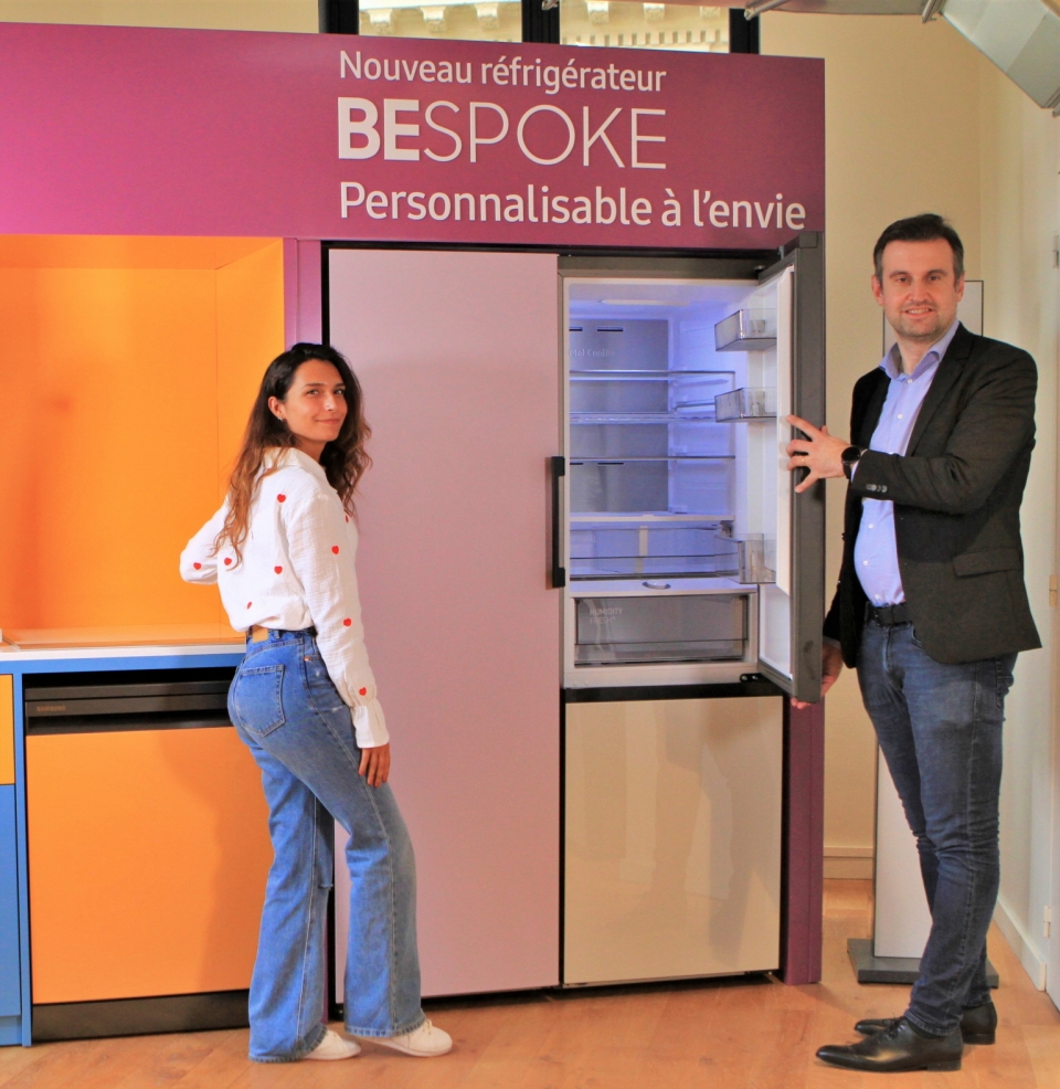 삼성전자 직원이 프랑스 파리에 위치한 유명 백화점 ‘갤러리 라파예트(Galeries Lafayette)’에 전시된 '비스포크 홈(BESPOKE HOME)' 체험 공간을 소개하고 있다. [사진=삼성전자]