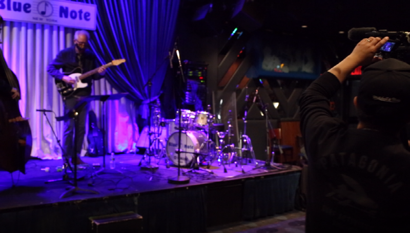 LG유플러스 관계자가 뉴욕 블루노트 재즈클럽에서 세계적 아티스트 '빌 프리셀 트리오'의 공연 콘텐츠를 제작하는 모습. [사진=LG유플러스]