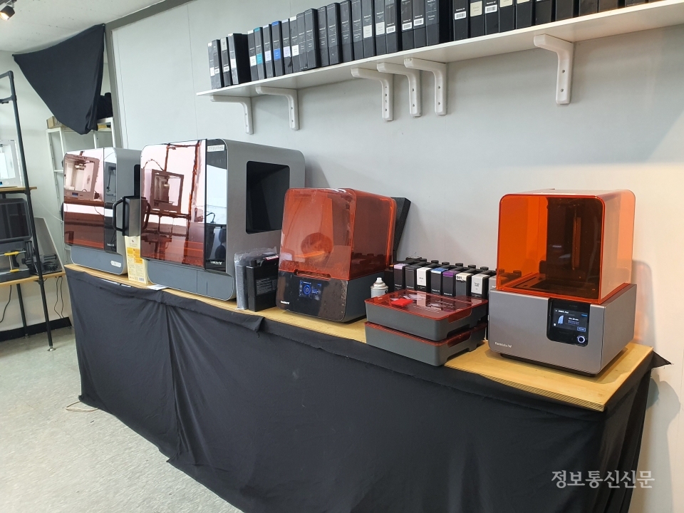 엘코퍼레이션이 취급하는 폼랩 3D 프린터 제품군.