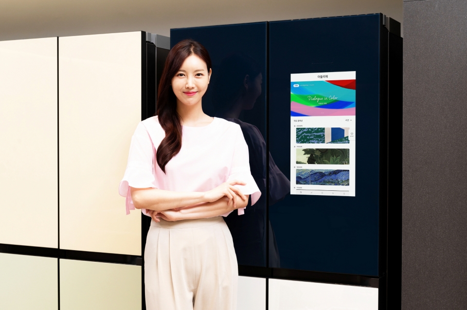 삼성전자 모델이 삼성디지털프라자 강남본점에서 패밀리허브 냉장고 전용 애플리케이션 ‘비스포크 아뜰리에(BESPOKE Atelier)’의 기본 화면을 소개하고 있다. [사진=삼성전자]