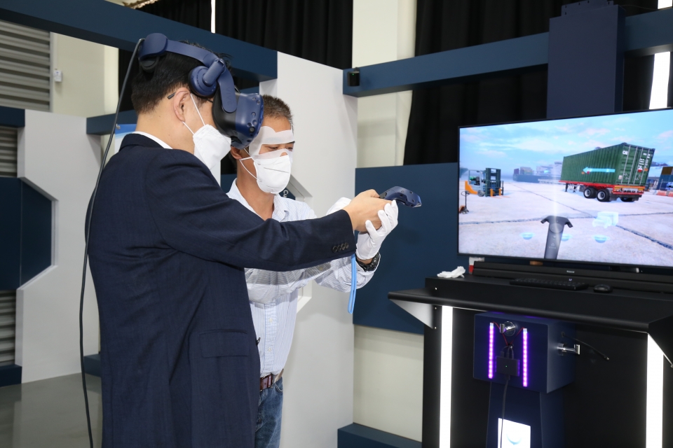 이종우 관세청 차장이 VR 체험관을 살펴보고 있다. [사진=관세청]