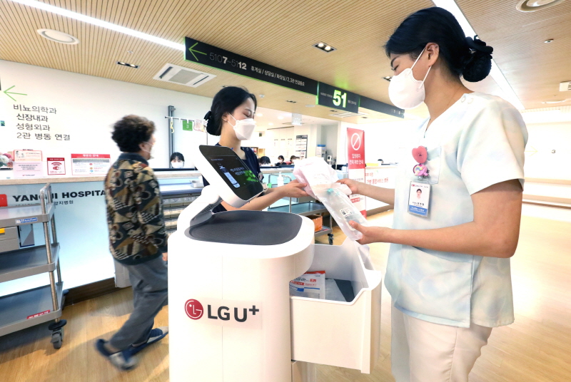 LG유플러스는 서울 관악구 에이치플러스(H+) 양지병원에 통신 네트워크 기반 자율주행 약제배송로봇을 공급했다고 2일 밝혔다. [사진=LG유플러스]