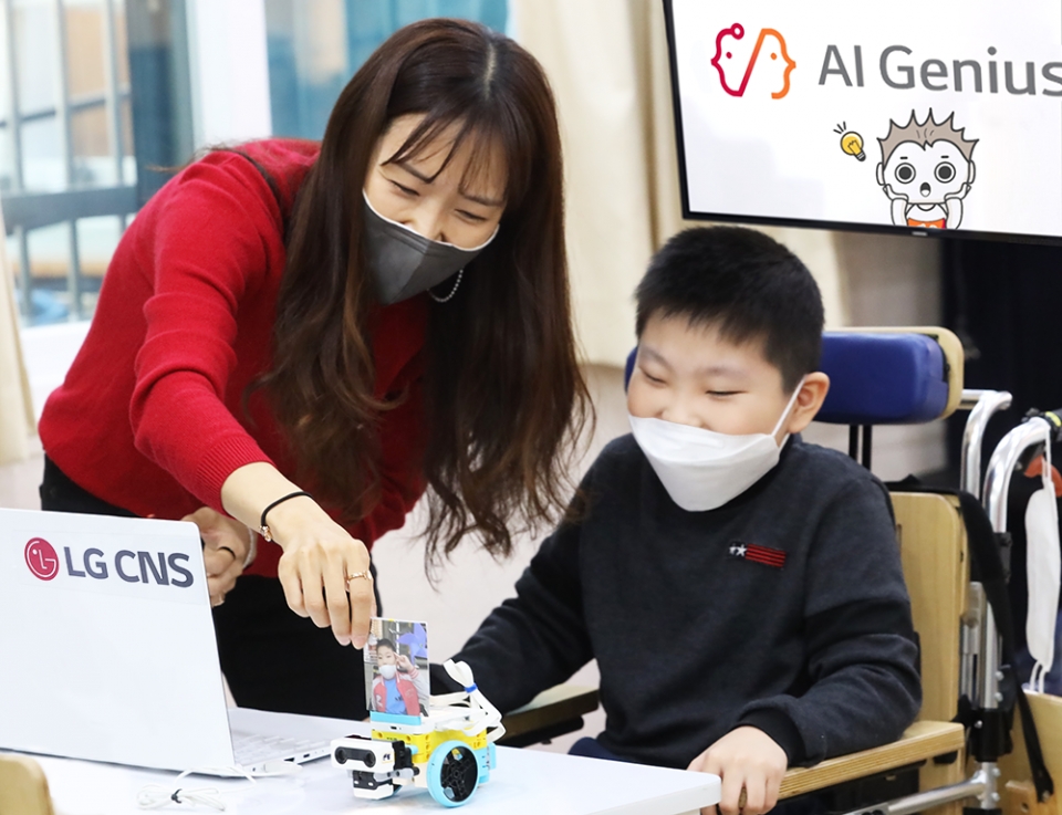 지난 3일 서울새롬학교 학생이 LG CNS AI지니어스 수업에서 AI 자율주행자동차 체험을 하고 있다. [사진=LG CNS]