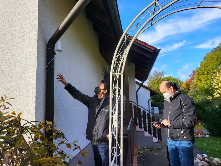 SK와 도이치텔레콤의 합작회사 테크메이커의 엔지니어들이 독일 바이에른 주 뉘른베르크 도시에 위치한 홈오피스 건물에 자체 개발한 ‘실내 5G 중계기’를 설치하고 있다.
