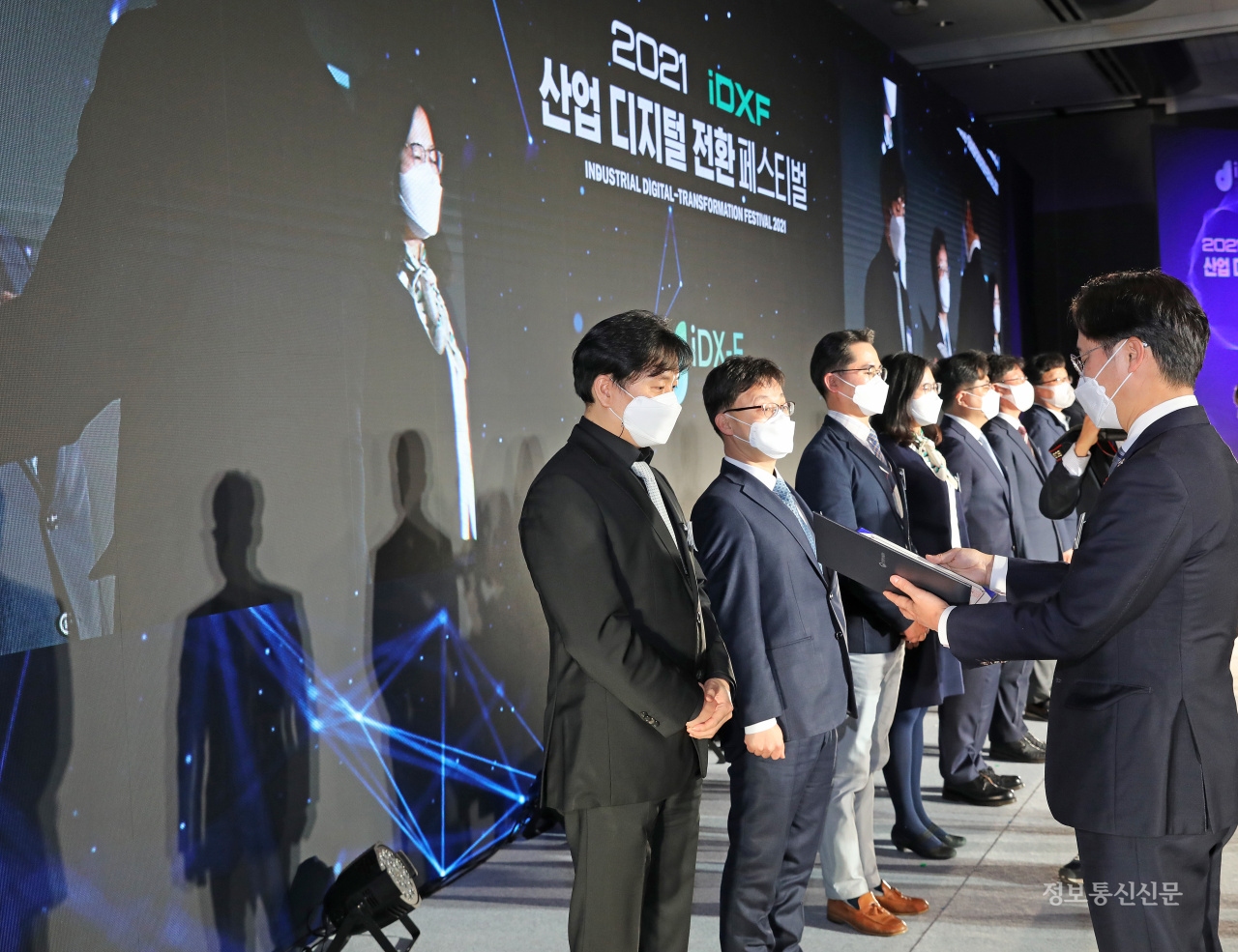 박지환 씽크포비엘 대표(왼쪽)가 '2021년 산업지능화대상' 시상식에서 산자부 장관 표창을 받았다.