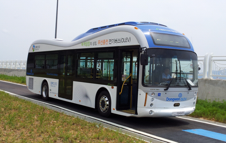 전기차 시장이 급성장할 것으로 예상됨에 따라 이를 무선으로 충전하는 기술에 대한 관심도 높아지고 있다. 사진은 KAIST에서 개발한 무선충전 전기버스.