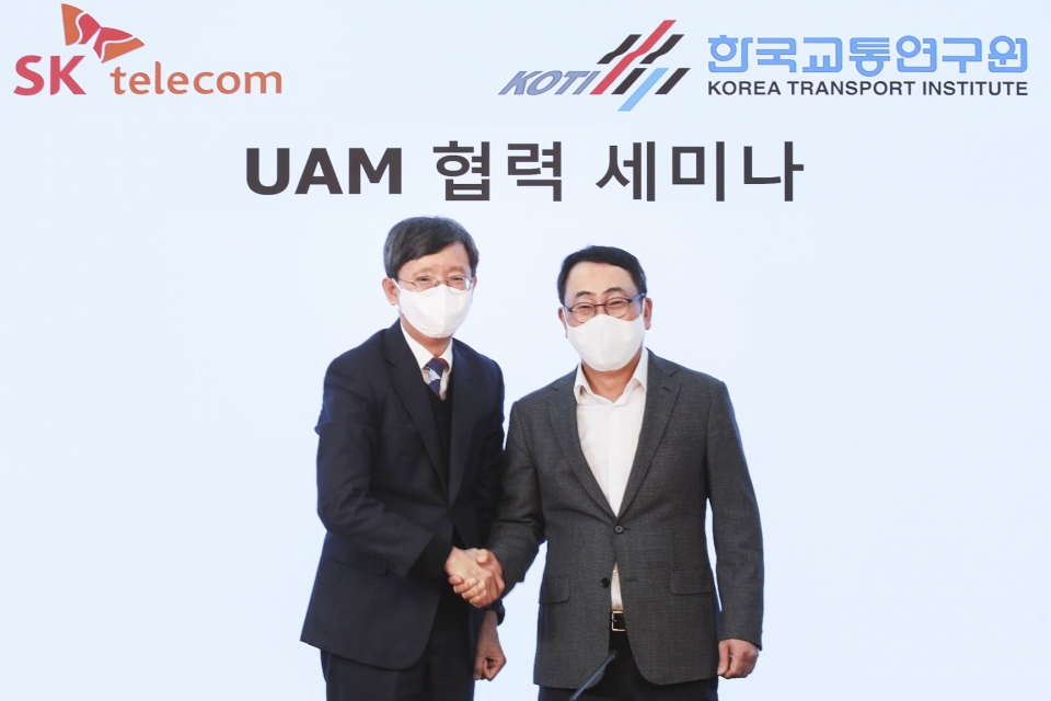 SK텔레콤이 한국교통연구원과 UAM 산업 선도를 위한 협력을 강화한다. 사진은 24일 오후 SK텔레콤 본사 사옥에서 열린 세미나에서 유영상 SK텔레콤 대표(오른쪽)와 오재학 한국교통연구원장(왼쪽)이 인사를 나누는 모습 [사진=SK텔레콤]
