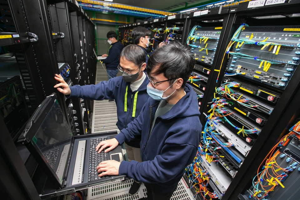 케이뱅크 Tech본부 직원들이 서울 목동 KT IDC에 위치한 케이뱅크 IT센터에서 IT 장비를 점검하고 있다. [사진=케이뱅크]