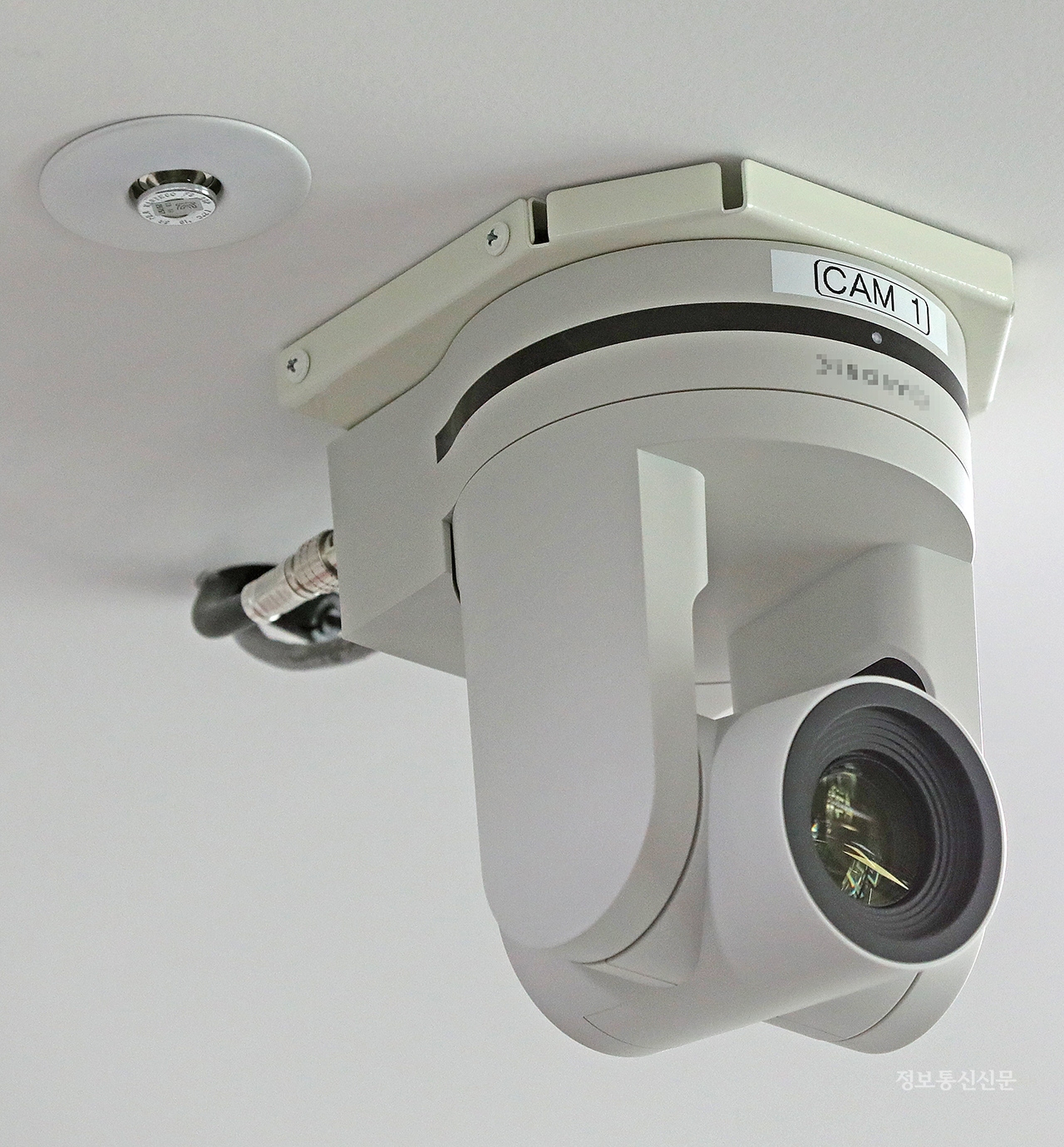 경기도신청사에 설치된 방송 촬영 카메라가 스프링클러헤드에 지나치게 인접해 있다.