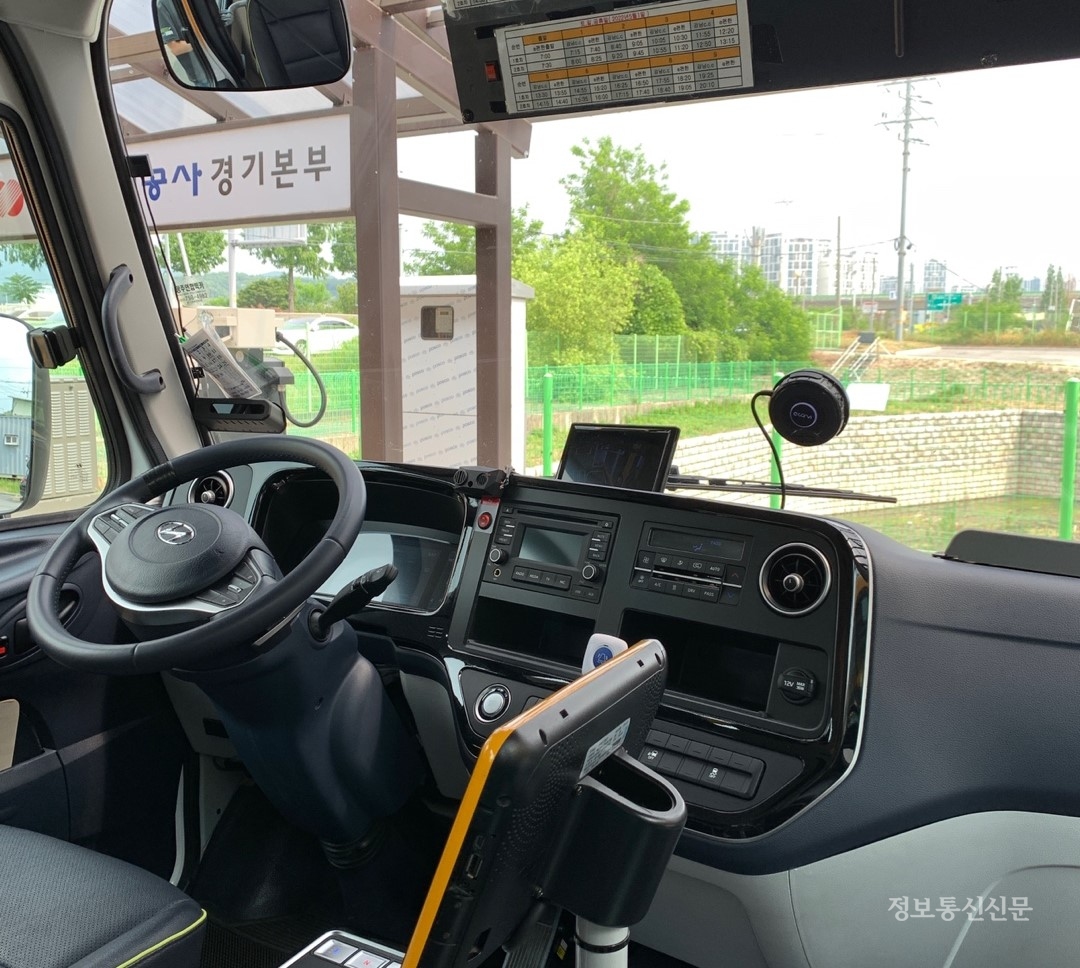 경기 광주시 공영 마을버스에 장착된 카비의 AI 영상인식 엔진 기반 교통사고 예방·예측 솔루션. [사진=카비]