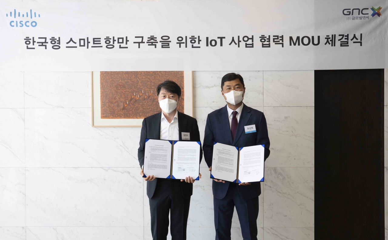 시스코와 글로벌엔씨가 한국형 스마트항만 구축 IoT 사업을 위한 MOU를 체결했다. 사진 왼쪽부터 임채익 글로벌엔씨 대표, 조신의 시스코코리아 부사장. [사진=시스코코리아]