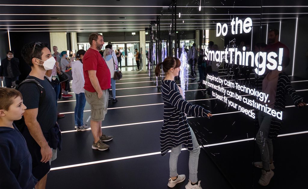 IFA 2022가 열린 메세 베를린의 시티 큐브 베를린 ‘삼성 타운’에서 방문객들이 삼성전자의 제품과 기술을 체험하고 있다. [사진=삼성전자]