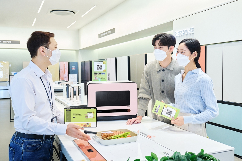 삼성 디지털프라자 강남본점에서 판매직원이 구매 고객에게 '삼성전자 멤버십 플랜'을 소개하고 있는 모습.