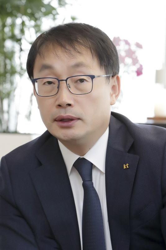 구현모 KT 대표이사(사진)가 연임 의사를 표명했다고 8일 KT가 밝혔다. [사진=KT]