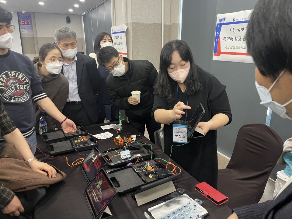 지능형 과학실 충청권 토크쇼에 참여한 교사들이 대전관평초등학교의 지능정보기술 기반 데이터 활용 탐구 수업을 체험하고 있다.
