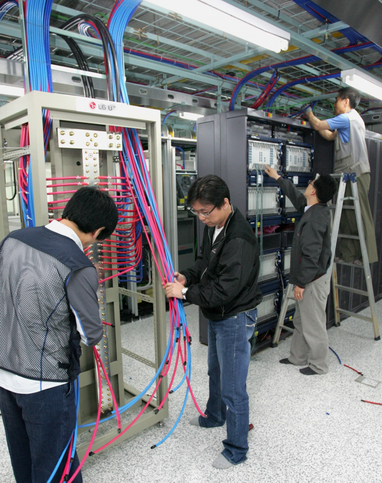 LG유플러스 엔지니어들이 서울 남대문 소재 중앙국사에서 광전송장비 로드엠을 설치하고 있다. [사진=LG유플러스]