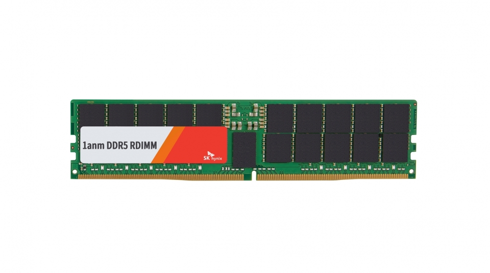 세계 최초로 인텔로부터 인증을 획득한 10나노급 4세대 서버 D램 DDR5. [사진=SK하이닉스]