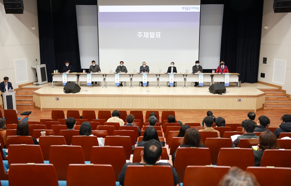 전라북도교육청이 스마트기기 보급 사업 공청회를 개최했다. [사진=전북교육청]