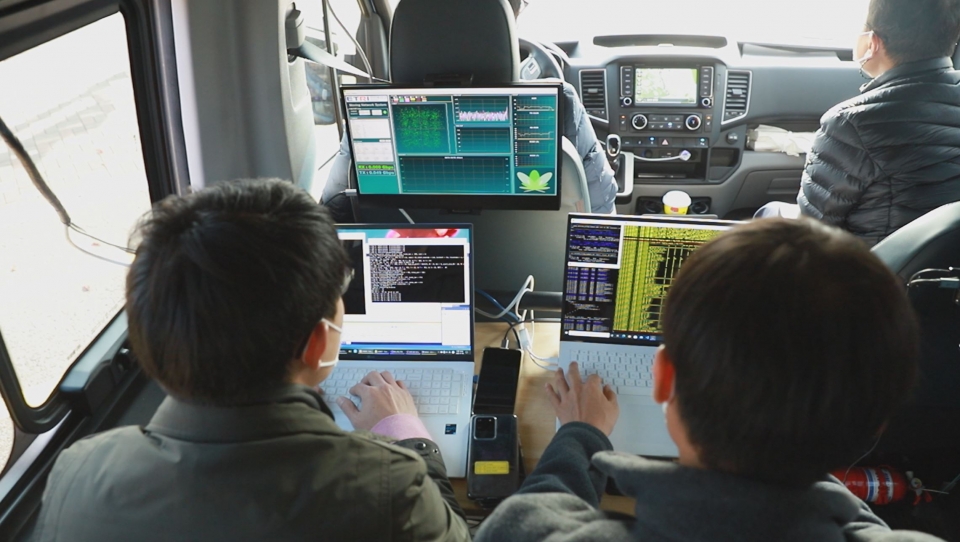 ETRI 연구진이 시험 차량 내에서 와이파이 시연을 위한 MN 시스템을 운영하고 있다.