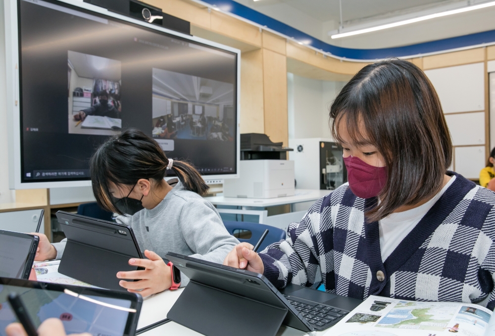 경기도 수원시 연무초등학교 내 삼성 스마트스쿨에서 정보통신 기기를 활용한 수업이 이뤄지고 있다. [사진=삼성전자]