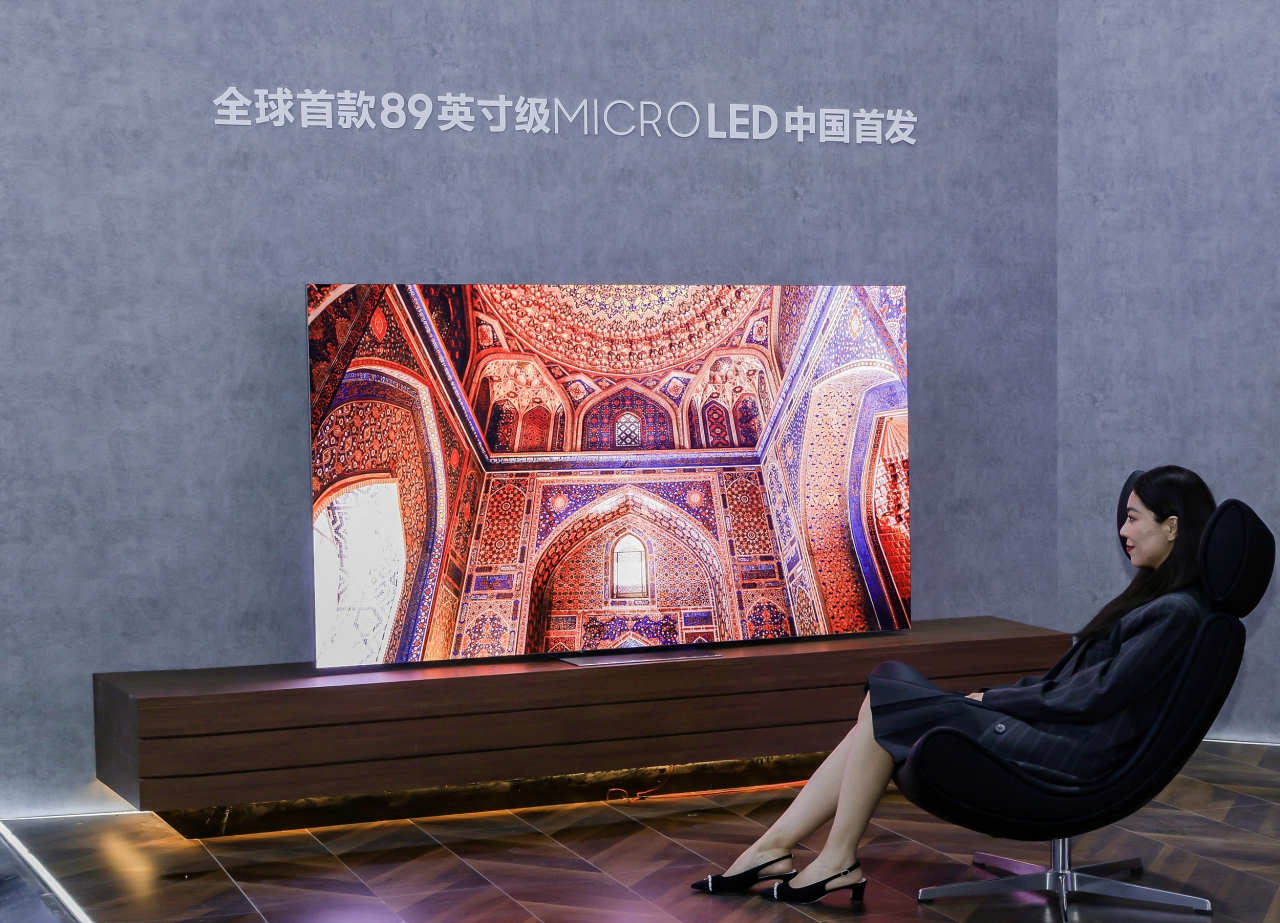 삼성전자 모델이 상하이 신국제박람센터에서 열리는 중국 최대 가전전시회 AWE에서 89형 마이크로 LED를 선보이고 있다. [사진=삼성전자]